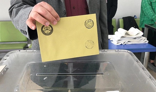 İstanbul'da yapılan seçim anketinde AK Parti 3, CHP 2 ilçede seçimi önde götürüyor