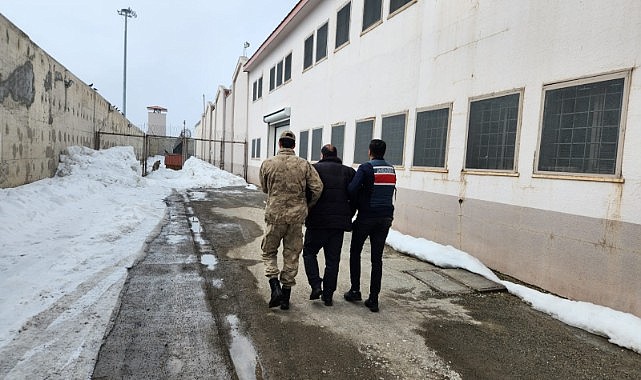 JASAT'tan Şafak operasyonu: Aranan şahıs ahırda yakalandı