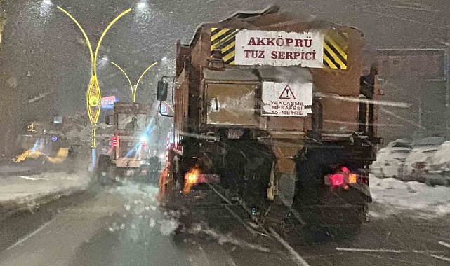 Kar yağışı Yüksekova-Esendere karayolunu ulaşıma kapattı