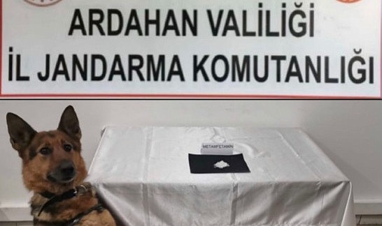 Kars'tan Ardahan'a kaçak uyuşturucu: Jandarma operasyonuyla yakalandılar
