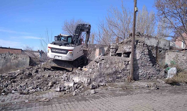 Kars'ta metruk yapıların yıkımı sürüyor