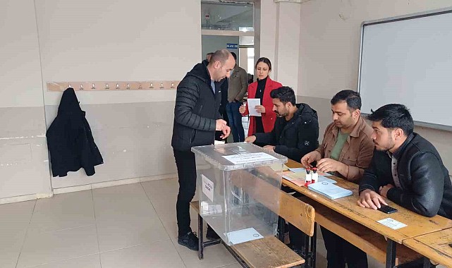 Malazgirt'te seçmenler oylarını kullanmaya başladı
