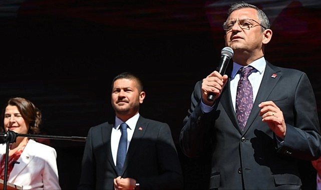 Mitingde atılan sloganı duyan CHP lideri Özgür Özel hemen devreye girdi: Evladım o mesajı mı verdik şimdi?
