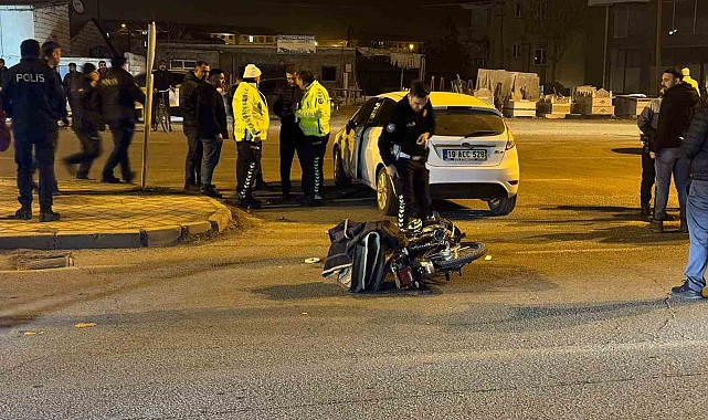Otomobil motosiklete çarptı: 2 yaralı