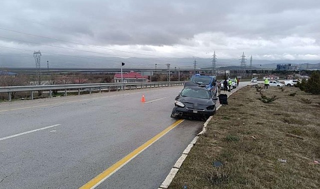 Otomobil refüje çarptı: 2 yaralı