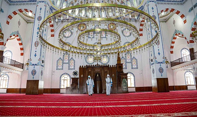 Ramazan ayı öncesi camilere gül suyu ile temizlendi