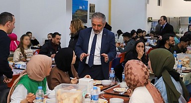 Rektör, öğrencilerle oruç açtı
