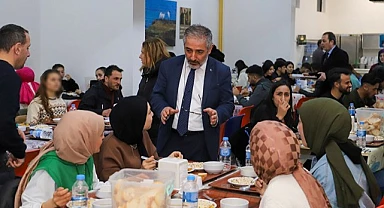 Rektör, öğrencilerle oruç açtı