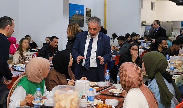 Rektör, öğrencilerle oruç açtı