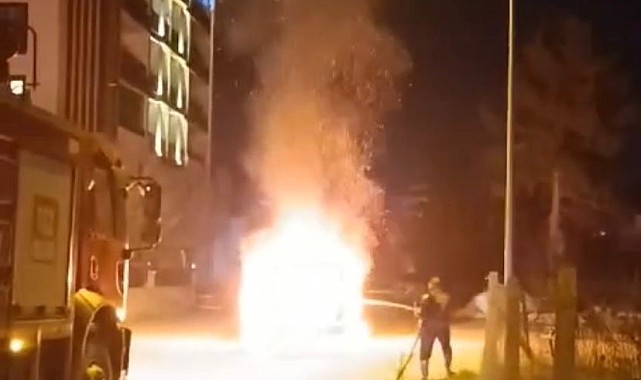 Seyir halindeki hafif ticari araç alev topuna döndü