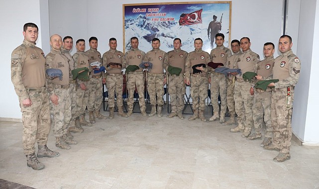 Tamam Teyze'den jandarmaya yün atkı jesti