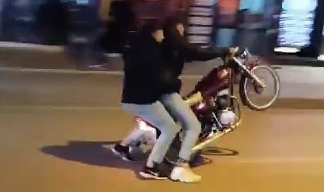 Tek teker üstünde giden motorcu tehlike saçtı