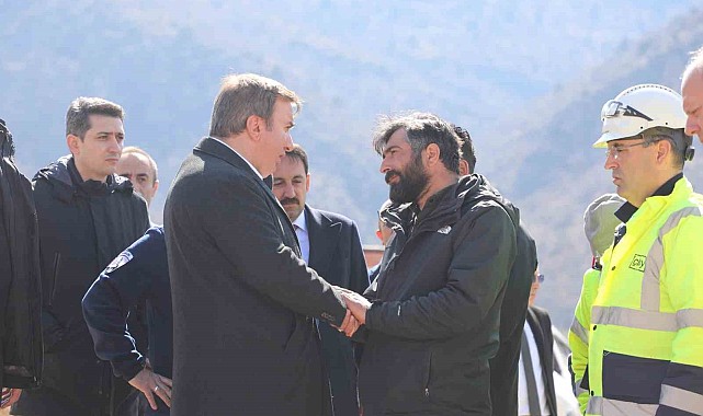 Vali Aydoğdu, göçük altında kalan işçilerin ailelerini ziyaret etti