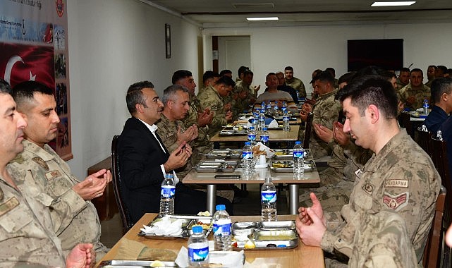 Vali Çiçek, Jandarma personeliyle  iftar açtı