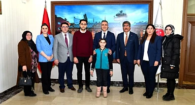 Vali Çiçek Kütüphane Haftası dolayısıyla okurları ağırladı