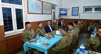Vali Çiçek, Mehmetçikle iftar yaptı