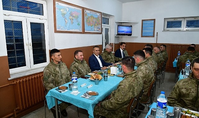 Vali Çiçek, Mehmetçikle iftar yaptı