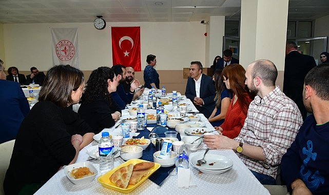 Vali Çiçek, Tıp Bayramı'nda sağlık çalışanlarıyla iftar açtı