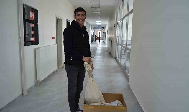 Varto'da sandık kurulu başkanları seçim torbalarını teslim aldı