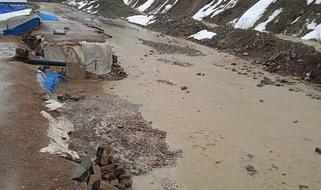 Yüksekova'da dere taştı: Ahırları su bastı