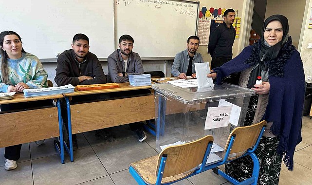 Yüksekova'da oy kullanma işlemi başladı