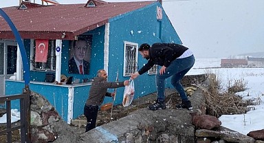 Yunus Baydar, seçmene pide dağıttı