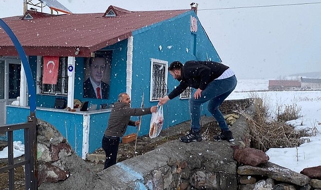 Yunus Baydar, seçmene pide dağıttı
