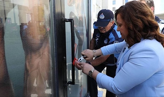 Afyonkarahisar Belediye Başkanı Köksal, sığınmacıların ruhsatsız iş yerlerini mühürledi