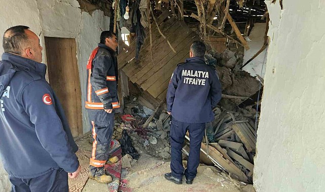 Ağıl çöktü, göçük altında kalan 6 büyükbaş hayvanı itfaiye kurtardı
