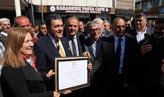 ARDAHAN BELEDİYE BAŞKANI FARUK DEMİR MAZBATASINI ALDI