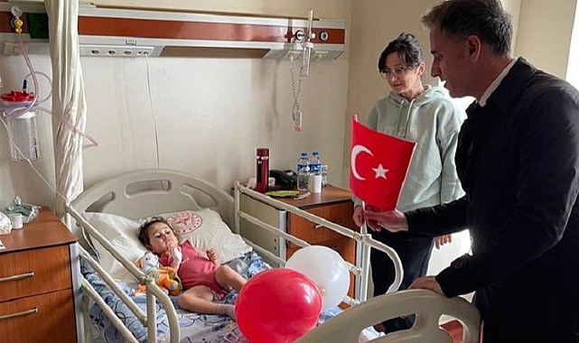 Askeroğlu, hastanede tedavi gören çocukların bayramını kutladı