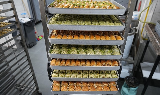 Baklavalar bayram sofraları için hazırlanıyor