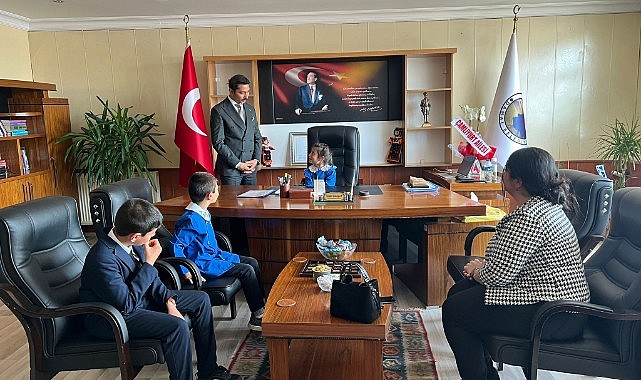 Başkan Çamlıyurt koltuğunu çocuk başkanlara devretti