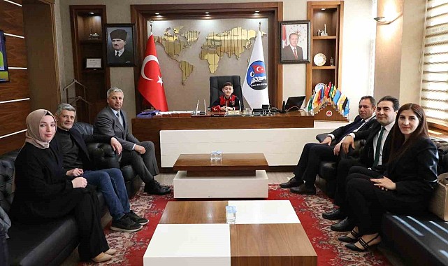 Başkan koltuğuna oturan çocuk yol, park ve bahçe yapılmasını istedi