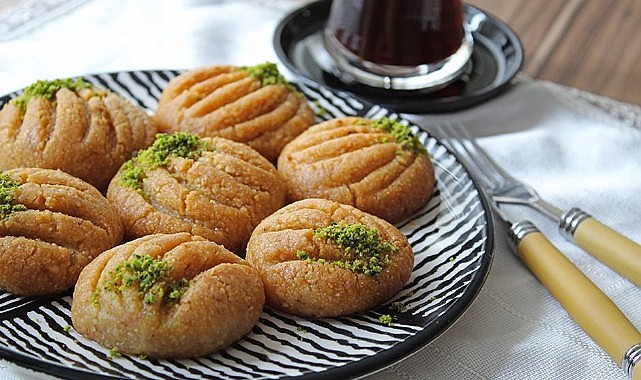 Bayram ziyaretlerinde hamur işi ve yağlı yiyeceklerden uzak durun!  Gelen Kutusu