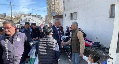 Çiçeği burnunda Başkan Budak, halk pazarında işleri dinledi
