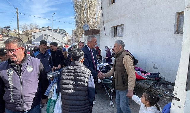 Çiçeği burnunda Başkan Budak, halk pazarında işleri dinledi