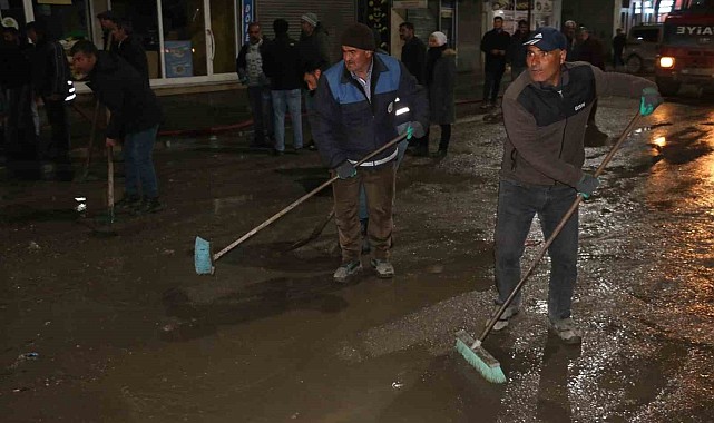Diyadin'de caddeler tazyikli su ile yıkandı