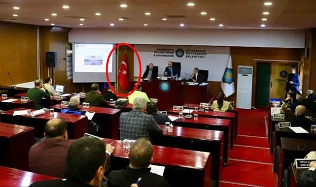 Diyarbakır'da belediye meclis salonunda bulunan Türk bayrağı kaldırıldı