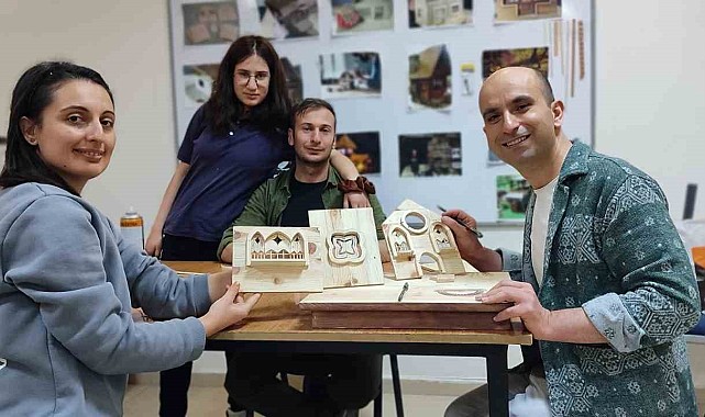 Doğadan topladıkları malzemelerle maket yapıyorlar