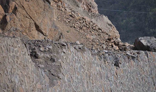 Doğu ve Güneydoğu'yu Karadeniz'e bağlayan yolda kaya düşmesi ve heyelan tehlikesi