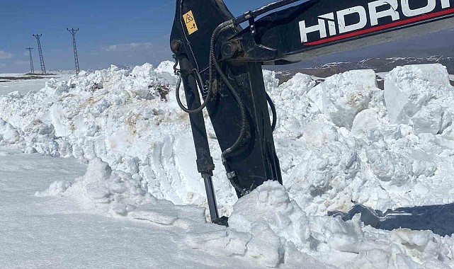 Doski Vadisi'nde 5 metreyi bulan karda yol açma çalışması