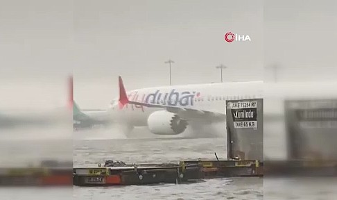 Dubai Uluslararası Havalimanı’nda uçaklar sel sularında güçlükle ilerledi