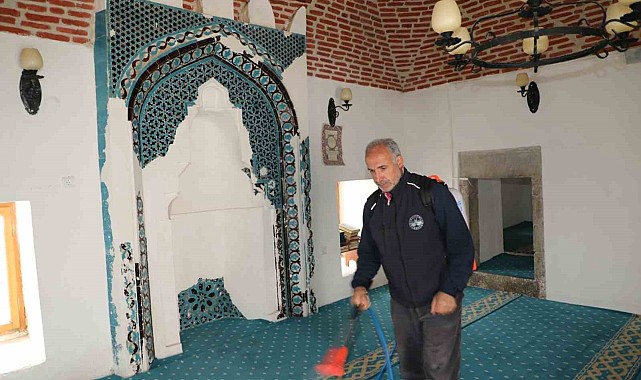 Elazığ'da camiler ve türbeler gül suyu ile yıkanıyor