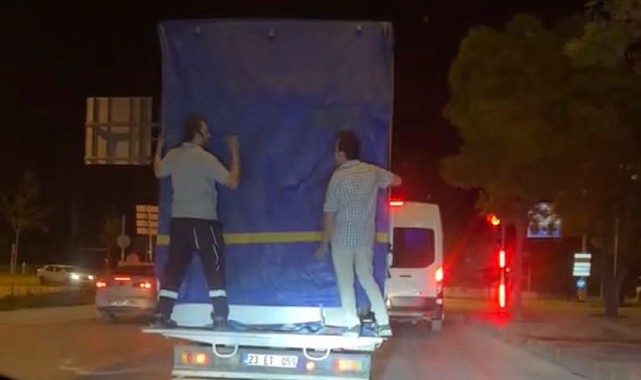 Elazığ'da tehlikeli yolculuk: Kamyonun arkasına tutunarak yolculuk ettiler