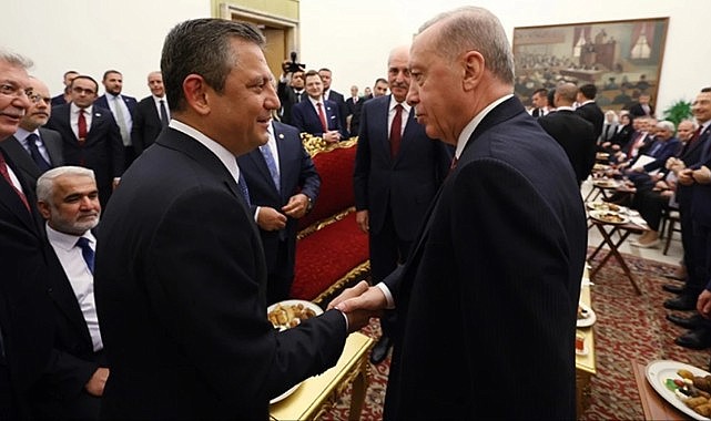 Erdoğan, CHP lideri Özel ile TBMM'de kısa bir görüşme gerçekleştirdi