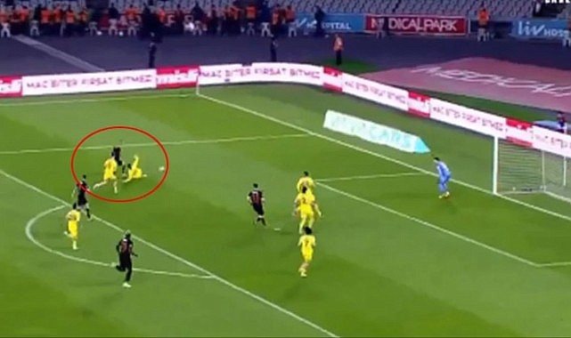 Eysseric'in pozisyonu penaltı mı değil mi? Ünlü yorumcular aynı fikirde birleşti