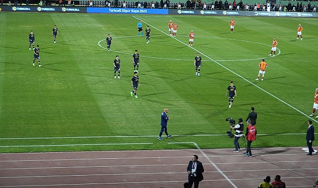 Fenerbahçe: "Dün olduğu gibi bugün ve yarınlarda da dik durmaya devam edeceğiz"