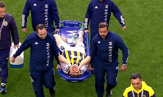 Gözyaşlarıyla sahayı terk etti! Fenerbahçeli yıldız, oyuna devam edemedi