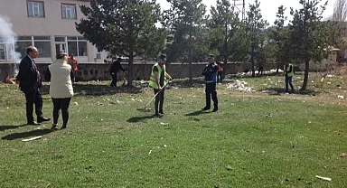 Hanak Belediye başkanı Kurukaya, işe temizlikle başladı
